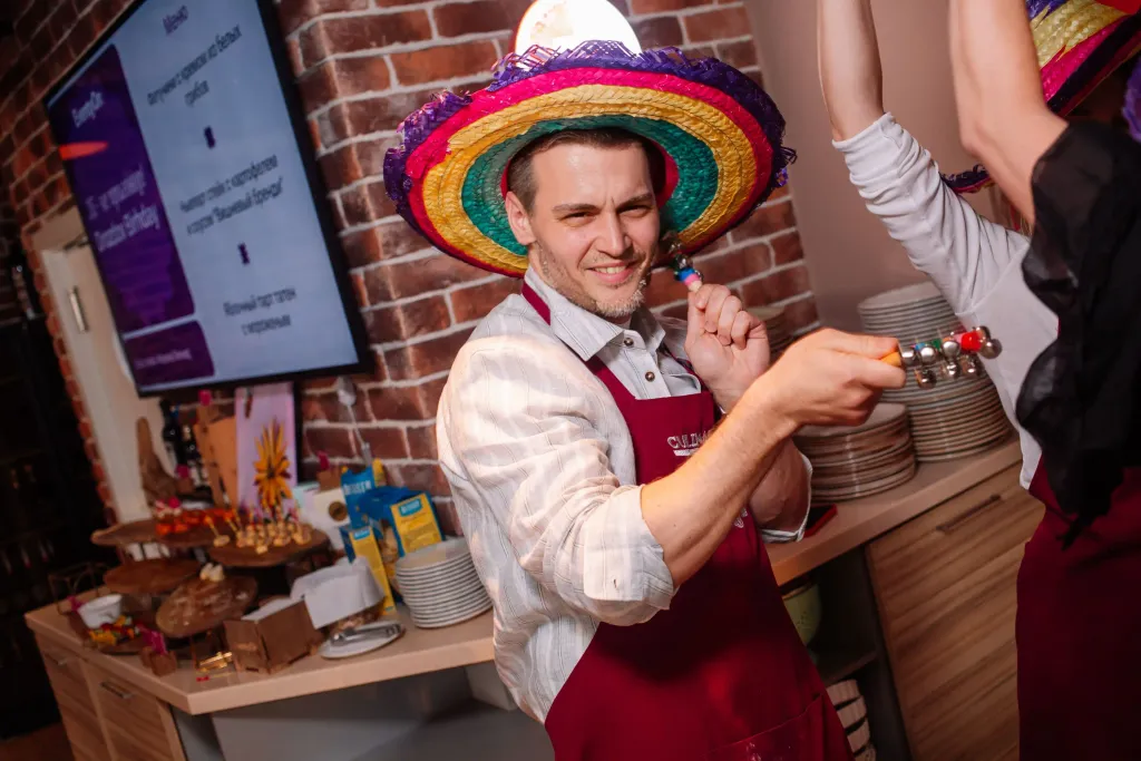 Корпоратив к 23 февраля в CulinaryOn в СПб — гости танцуют на вечеринке