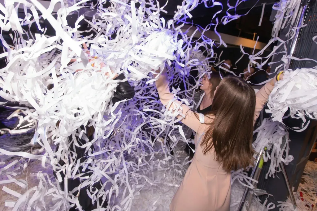 Детские праздники в EventyOn — участники играют в бумажном шоу
