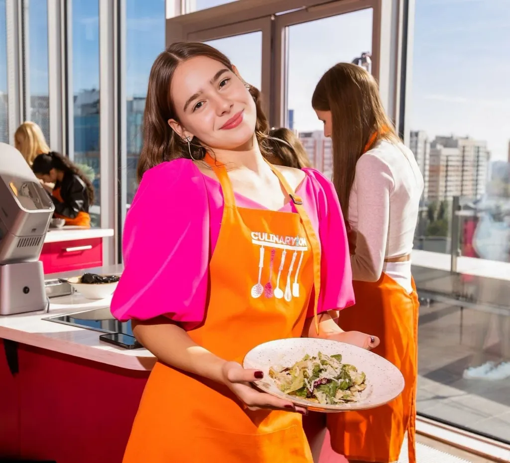 Кулинарные мастер-классы для двоих в СПб — участница с готовым салатом на тарелке
