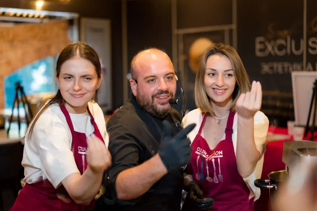 Кулинарные мастер-классы для двоих в СПб — шеф и участники в фартуках Culinaryon во время занятия