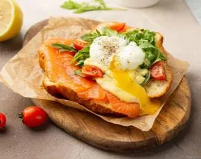 Яйцо бенедикт с голландским соусом и слабосоленым лососем в CulinaryOn