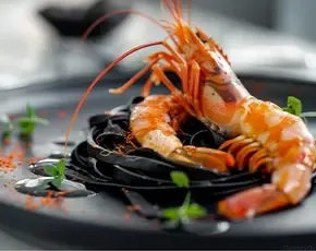 Черные лингвини с лангустиновыми креветками в CulinaryOn