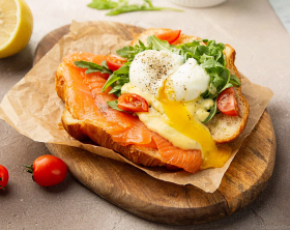 Яйцо бенедикт с голландским соусом и слабосоленым лососем в CulinaryOn