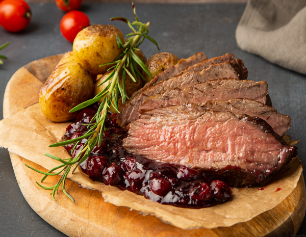 И рыба, и мясо! Тартар, стейки и шоколадный брауни | 16+