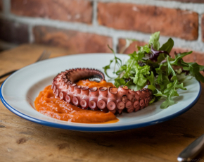 Осьминог на гриле с соусом Ромеско в CulinaryOn