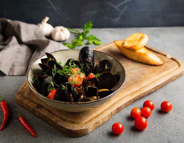 Ночь в Париже: Стейк с соусом Cafe de Paris, мидии по-французски и крем-брюле | 16+ в CulinaryOn