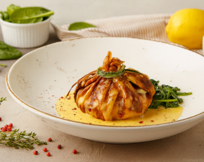 Блин с лососем и сыром камамбер под голландским соусом в CulinaryOn