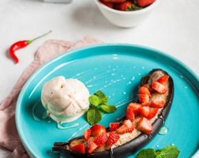 Печеный банан с медовым сиропом и обожжённой клубникой ,  чили и кокосовым мороженым в CulinaryOn