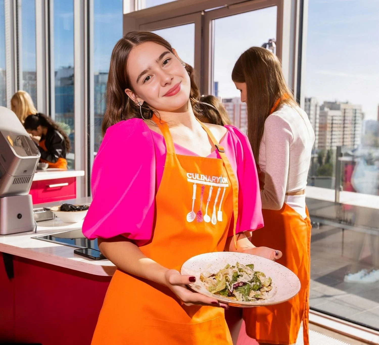 Кулинарные мастер-классы для двоих в СПб — участница с готовым салатом на тарелке